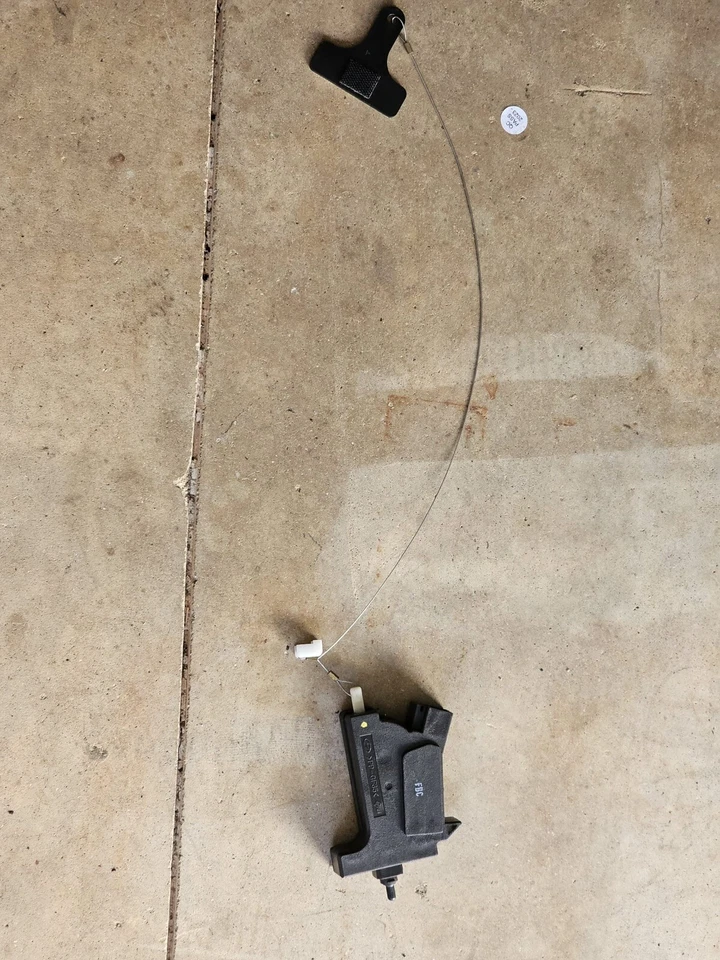 Atuador de trava de porta de combustível Hyundai Genesis Coupe 2010-2016 fabricante de equipamento original - Imagem 1 de 1