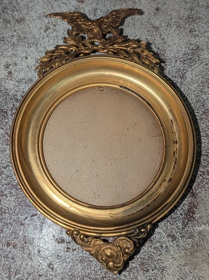 Precioso marco de águila de latón en miniatura Federal Repousse redondo 4 en ajuste Foto 1 de 4