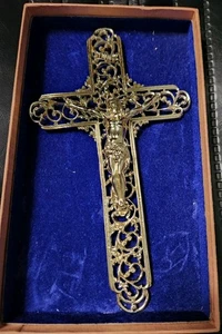 Beautiful Vintage Gold Tone Metal Filigree Crucifix Cross 8 1/2 inches Tall - Picture 1 of 4