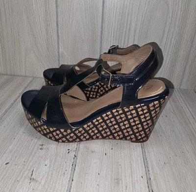 Sandalia de cuña Clarks 'Amelia Roma' talla 7,5 W charol negro cuña a cuadros 4" Foto 1 de 4