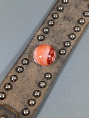 Brazalete Western Boho Cuero Marrón Tachuelas Naranja Imitación Ágata Hebilla 7 pulgadas Foto 1 de 4