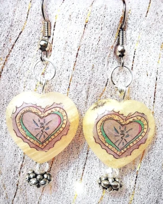 Orecchini CUORE in pietra bianca con disegno cuore lilla fantasia. - Immagine 1 di 3