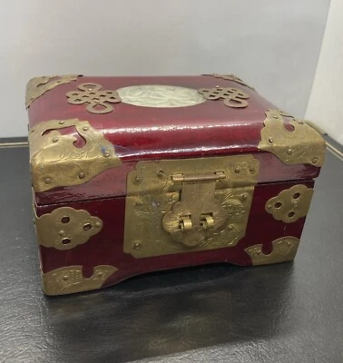 Винтажная китайская деревянная крошечная шкатулка для ювелирных изделий из латуни и резного камня 5-1/4 дюйма x 4 дюйма x 3 дюйма - Изображение 1 из 4