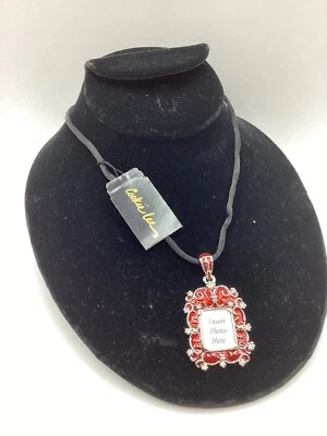 Collar Colgante Cookie Lee Esmalte Rojo Marco de Fotos-Descontinuado Nuevo de Lote Antiguo Nuevo con Etiquetas Foto 1 de 4