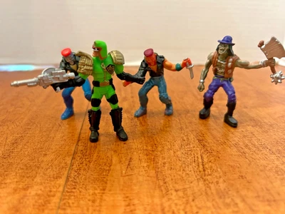 LOTE DE 4 FIGURAS MATTEL JUDGE DREDD MEGA HEROES MINI 2.5" Foto 1 de 2