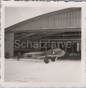 Foto, Flugzeug Junkers Ju 88 vor Hangar, Seitenansicht (MJ-62)1029 - Bild 1 von 2