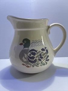 Vintage Pfaltzgraff Krug / Karaffe Nadelspitze Ente - Bild 1 von 6