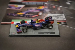 Sebastian Vettel 2013 Red Bull RB9 1:43 Altaya Panini inkl. Heft Formel 1 - Bild 1 von 2