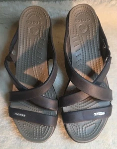 Crocs Damen 7 Cyprus IV Slipper Sandalen braun hoher Blockabsatz 14558 Riemchen - Bild 1 von 6