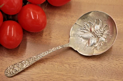 Cuchara para servir S. Kirk & Son Repousse de plata de ley de 5 1/8" (1924) sólida Bon-Bon Foto 1 de 4