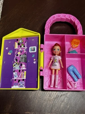 Conjunto de bonecas Polly Pocket Lil’ Styles e brinquedos armário de viagem brinquedo com boneca de 3 polegadas - Imagem 1 de 4