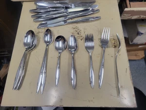 oneida flatware stainless 2 salad, 2 dinner forks plus  spoons, knifes - Picture 1 of 4