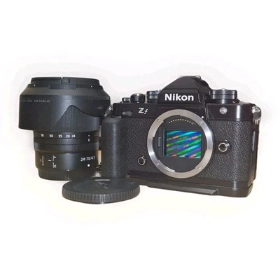Nikon ZF mit Z 24-70/4 S und Smallrig-Griff, wie Neu, wenig Auslösungen  - Bild 1 von 4