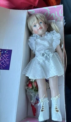 Muñeca Magic Attic Club Alison en traje de patinadora y caja original.  Foto 1 de 4