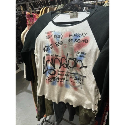 Top raglán corbata lateral punk rock nacido en Londres LA Movers vintage años 90 talla grande Foto 1 de 4