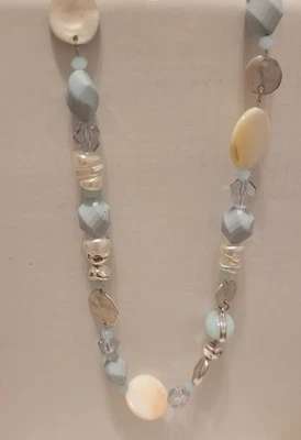 Collar Chico con piedras blancas y azules claros Foto 1 de 4