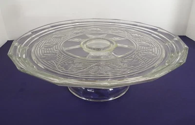 Стеклянная подставка для торта со скошенным ободком с тиснением с цветочным рисунком - Изображение 1 из 4