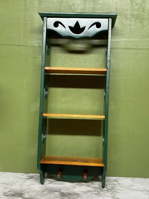 Estante de madera artesanal con tulipanes recortados 26" Foto 1 de 4