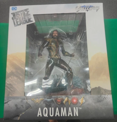 Estatua de PVC Aquaman Justice League DCEU DC Diamond Select Gallery **Caja dañada** Foto 1 de 4
