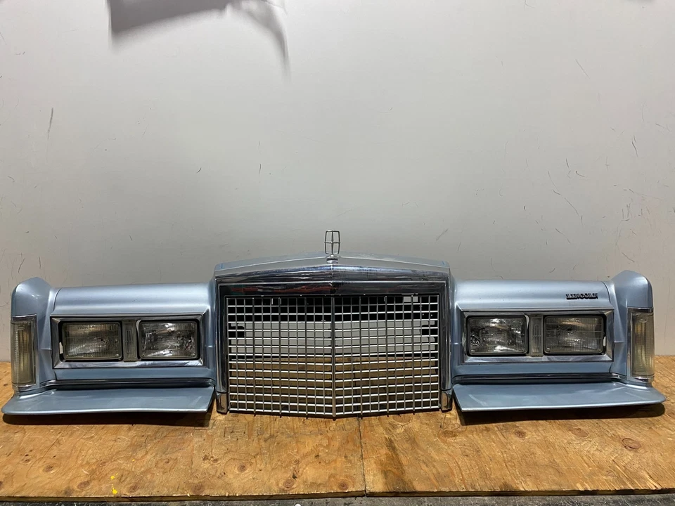 Parrilla del panel de cabecera delantero Lincoln Town Car 1985 a 1989 M5089 PS Foto 1 de 4