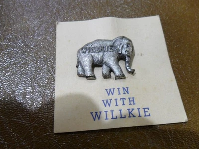 PIN de campaña de elefante republicano 1940 "GANA CON WILLKIE" con cartón raro Foto 1 de 2