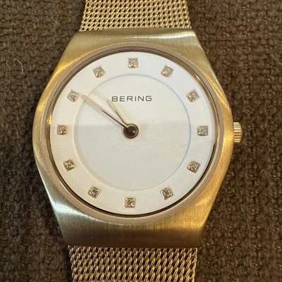 Reloj para mujer Bering Time clásico caja de acero dorado y correa milanesa. 11927-334 Foto 1 de 4