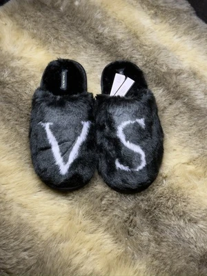 Victoria's Secret Women's Slippers Size medium (5/6)