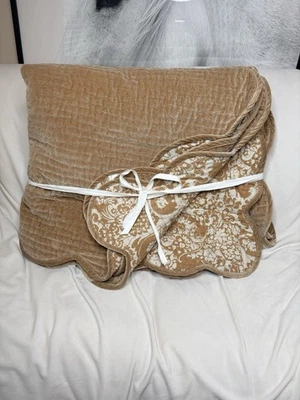 Edredón reversible Pottery Barn de terciopelo con borde de vieira - Queen - Bronce Foto 1 de 4