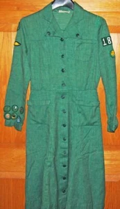 Vintage Uniforme Ragazza Scout con/SPILLE TOPPE CINTURA SCIARPA PIONEER VALLEY ottimo condimento - Foto 1 di 7
