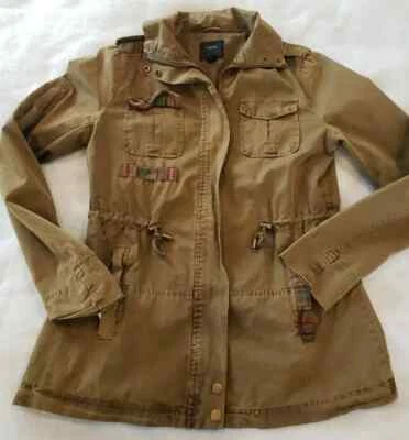 Jaqueta utilitária Forever 21 verde oliva manga longa estilo militar tamanho MÉDIO   - Imagem 1 de 4