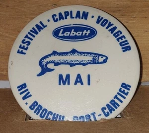 Vtg Pin Button Festival Labatt Trout Caplan Voyageur Rivière Brochu Port Cartier - Bild 1 von 2