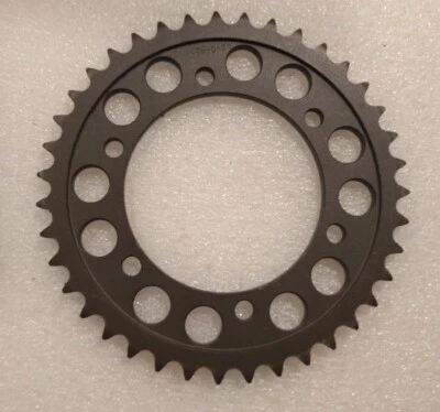 CORONA TRASMISSIONE GSXR 1000 XJR R1 R6 FZ6 FZ1 FZS MT01 GPX 530 479C 39 DENTI - Immagine 1 di 3