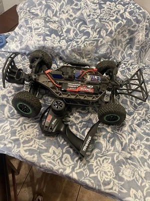 Camión de recorrido corto Traxxas 1/10 Slash 4x4 RC sin escobillas para piezas o reparación Foto 1 de 4