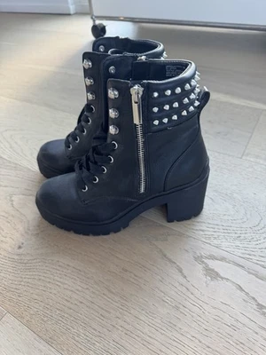 Steve Madden Jaydin Beige Moto Botas de Combate Mujer Talla 6 Negro Tachuela Foto 1 de 4