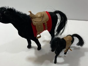 Sillines de juguete negro flocado para caballo y potro - Imagen 1 de 9