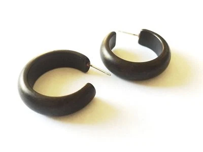 Pendientes de aro simples negros | aros estilo retro lucite mate vintage Foto 1 de 4