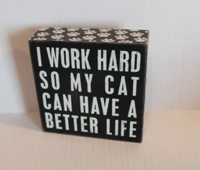 Letrero de caja Primitives de Kathy "Trabajo duro para que mi gato pueda tener una vida mejor" Foto 1 de 3