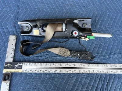 Желтовато-коричневый натяжитель переднего ремня безопасности для Volvo XC70 S80 2008-2013 годов выпуска от оригинального производителя No4359E - Изображение 1 из 4