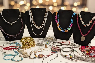 Lote Surtido de Joyería de Moda - Collares Pulseras y Usables (Una libra) Foto 1 de 4