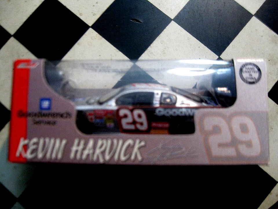 Carro clube 2376 RCCA 2002 HO 1/64 Kevin Harvick GM Goodwrnch Service MC (1/4500) - Imagem 1 de 1