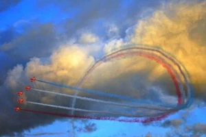 Red Arrows Royal Air Force Aerobatic Team In Formation Photograph Picture - Picture 1 of 1