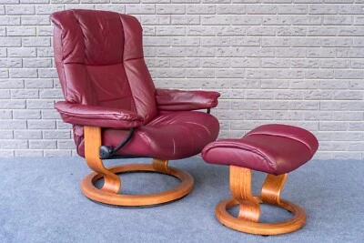 Silla reclinable y otomana danesa moderna grande Ekornes Stressless de cuero rojo Foto 1 de 4