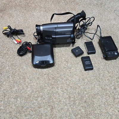 Hitachi Ultravision VM-H825LA  Camcorder, Av Cables, Charger, Remote - Tested - Image 1 of 4