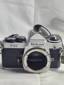 Cámara fotográfica Nikon FE2 plateada 35 mm SLR de Japón - Probada - Buen estado - Imagen 1 de 6