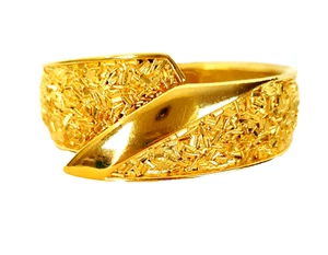 Vintage Crown Trifari Mosaic Hinged Bangle Cuff Bracelet Textured Gold Tone - Picture 1 of 8