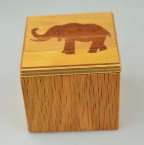 SCATOLA PORTAGIOIE IN LEGNO INTARSIATO ELEFANTE SU COPERCHIO SCORREVOLE PERFETTA PER PRESENTAZIONE REGALO - Foto 1 di 1