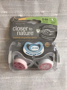 NEW 2pk Tommee Tippee Closer to Nature Silicone Pacifiers 0-6M Medium Air Flow - Picture 1 of 8