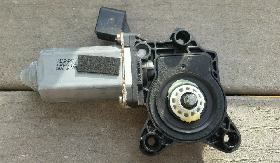 Мотор заднего правого окна со стороны пассажира 01 02 03 04 05 06 S500 Mercedes Benz W220 - Изображение 1 из 1