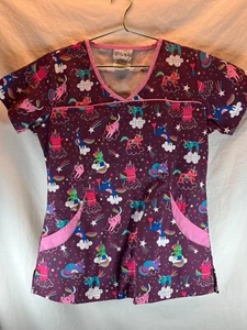 Uniform Advantage Kittycorn Skies Wine Womens 4 Pocket Scrub Top Size Small - Afbeelding 1 van 8
