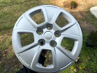 (1) KIA SOUL 15" OEM WHEEL COVER HUB CAP SILVER FINISH 52960-2K100 2010-2013 - Image 1 of 3